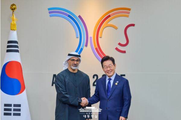 이재명 대통령, APEC 정상회의 UAE 왕세자 면담  기사 이미지