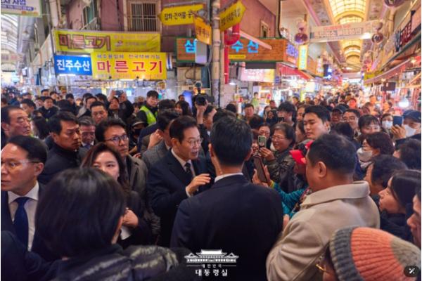 이재명 대통령, 부산 부전시장 방문 기사 이미지