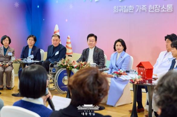 이재명  대통령, 희귀칠환 환우 및 가족들과 현장 소통 기사 이미지