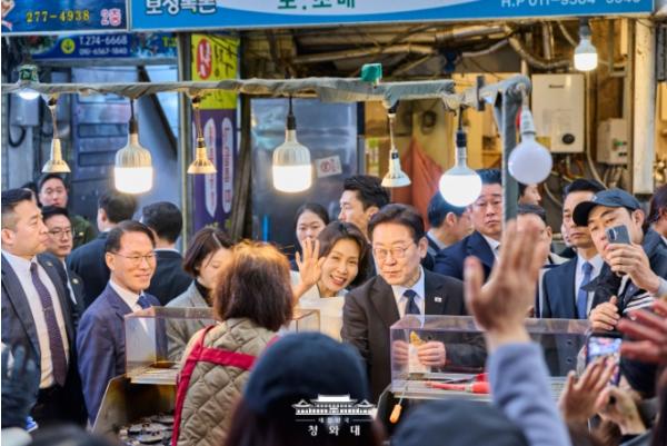 이재명 대통령 부부, 창원 반송시장 방문 기사 이미지