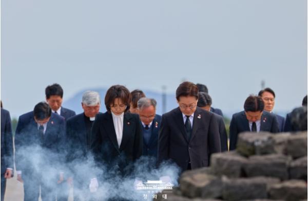 이재명 대통령 부부, 제주 4·3 평화공원 참배  기사 이미지