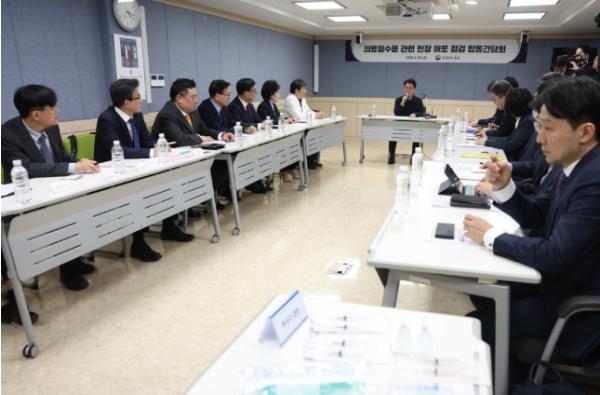  김민석 국무총리, 의약계, 의료필수품 제조·유통업계 만나 애로사항 청취 기사 이미지