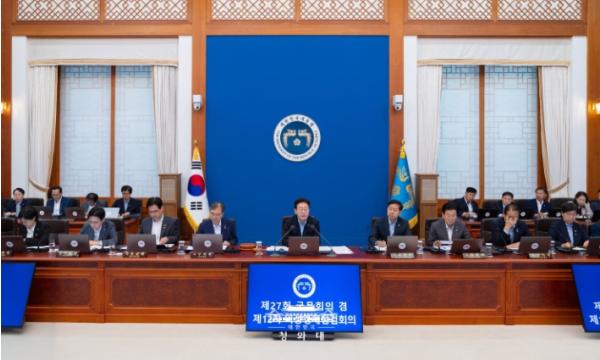 이재명  대통령 '반도체에 버금가는 K-산업의 새로운 엔진 육성해야' 기사 이미지